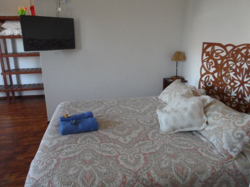 Dormitorio de la cabaña Cuyen con vista al mar en Mar de Cobo